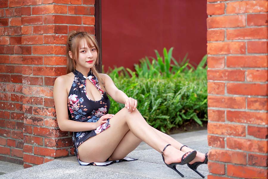 Girls in short dresses in Putian
