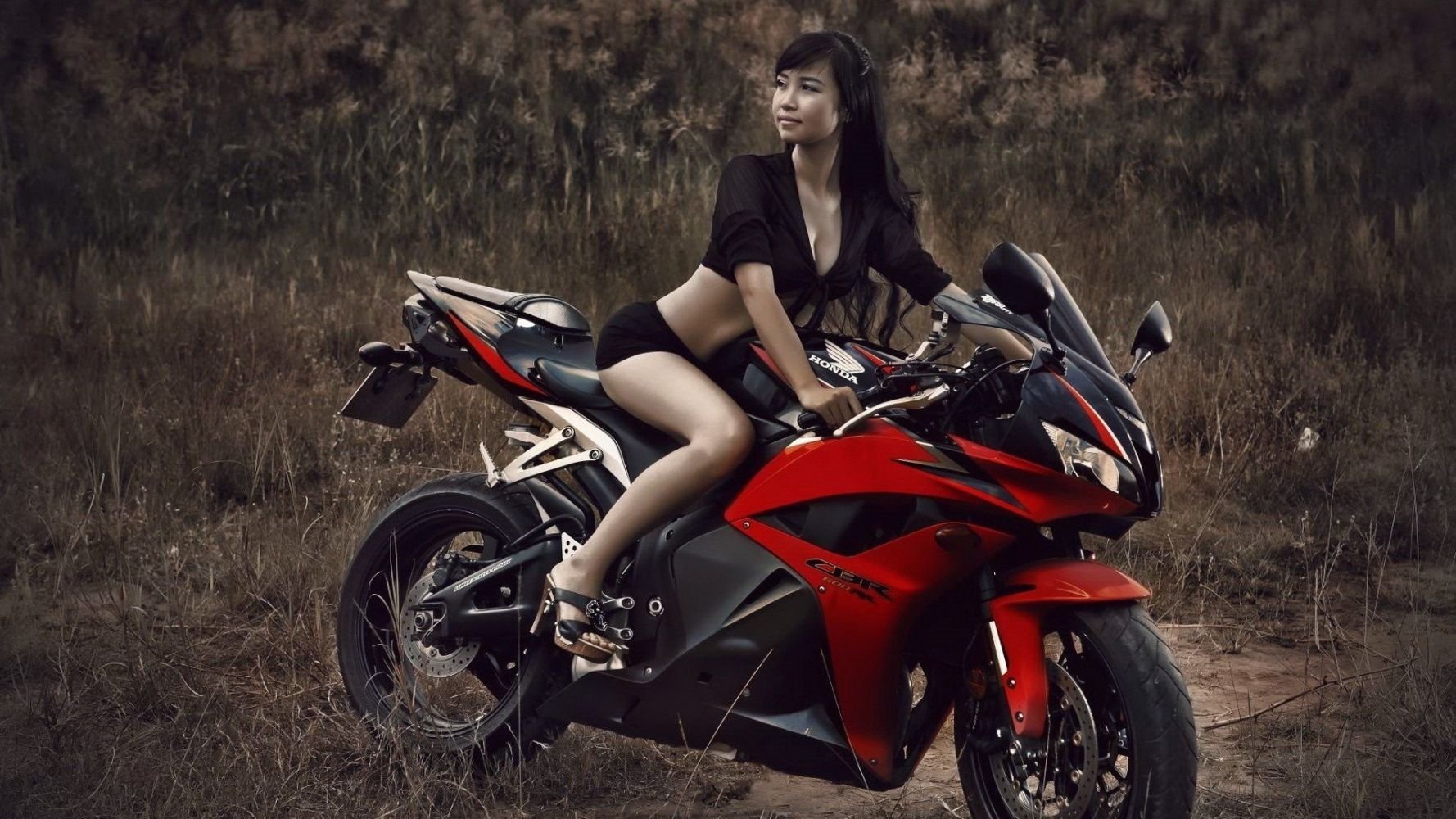 Fitness girls and bikes in Putian