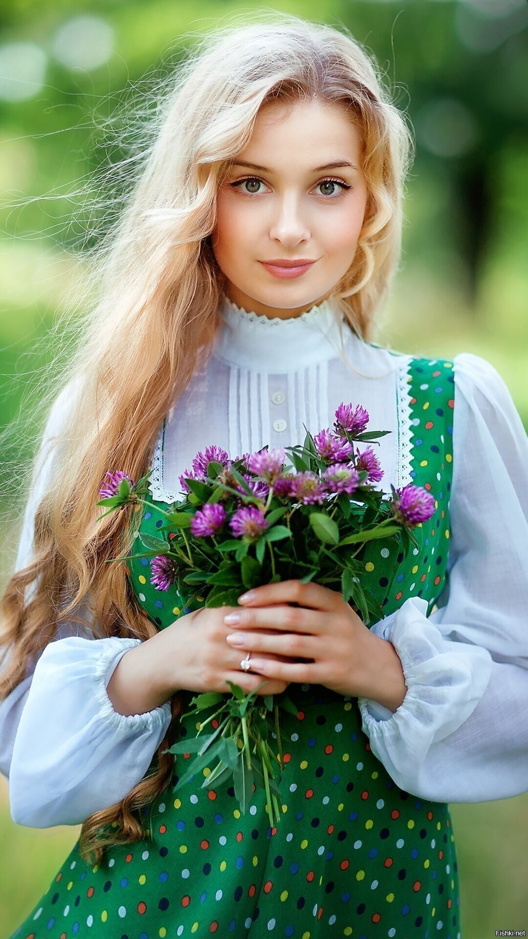 Girls in Slavic costumes in Putian